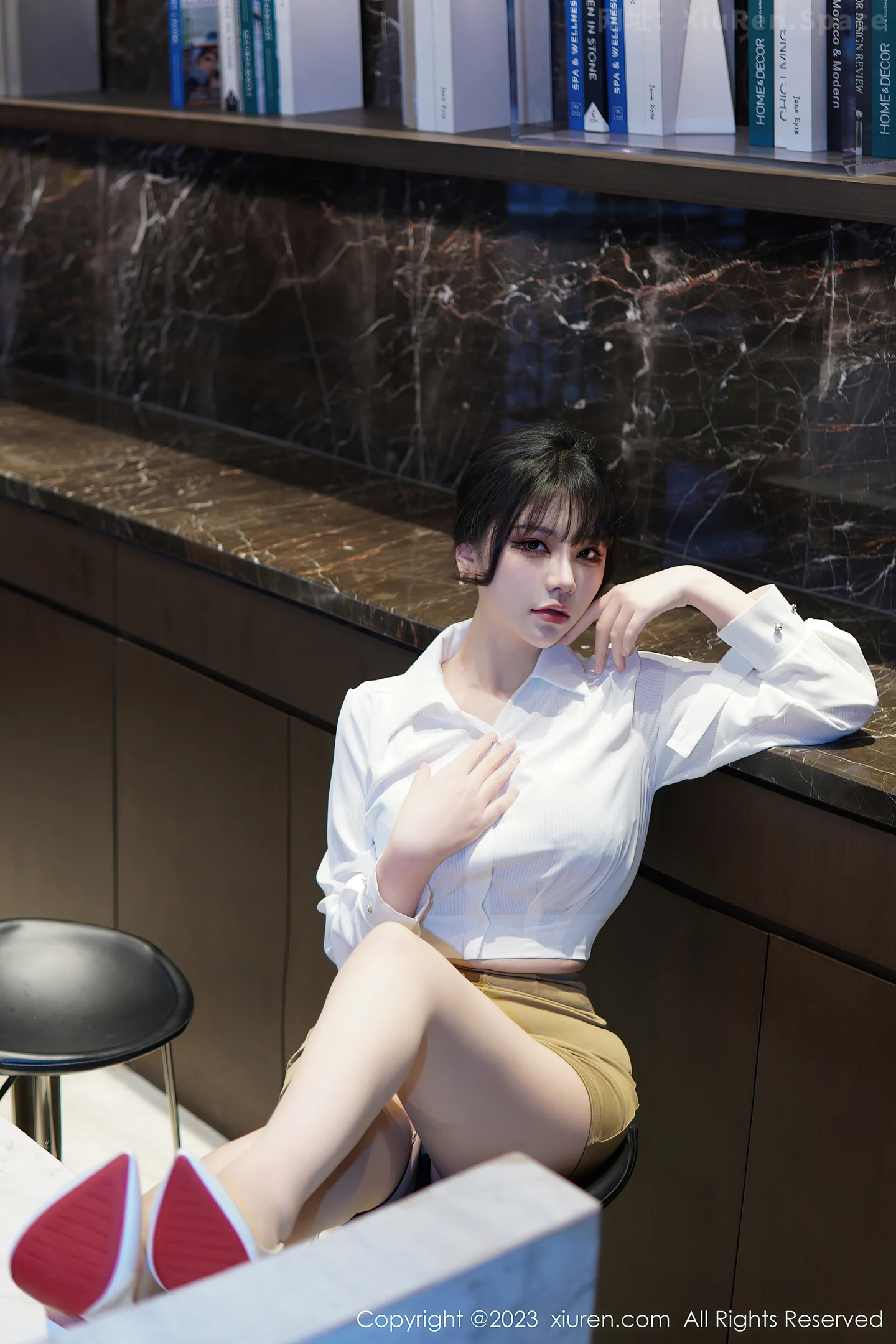 图片[3]-[Xiuren秀人网]2023.01.06 VOL.6101 周于希Sally 红色OL制服与黑色蕾丝内衣加黑丝美腿性感私房写真集-秀人网官方网站